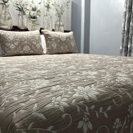One Bedroom City Apartment Fully Ac With 24Hrs Security Кингстън Екстериор снимка