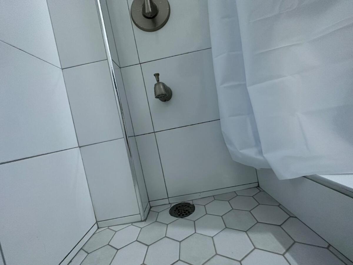 One Bedroom City Apartment Fully Ac With 24Hrs Security Кингстън Екстериор снимка