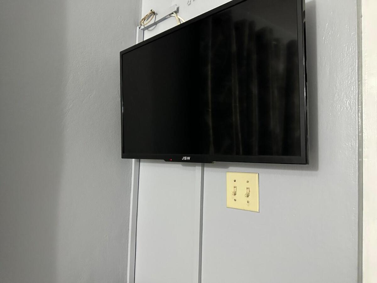One Bedroom City Apartment Fully Ac With 24Hrs Security Кингстън Екстериор снимка