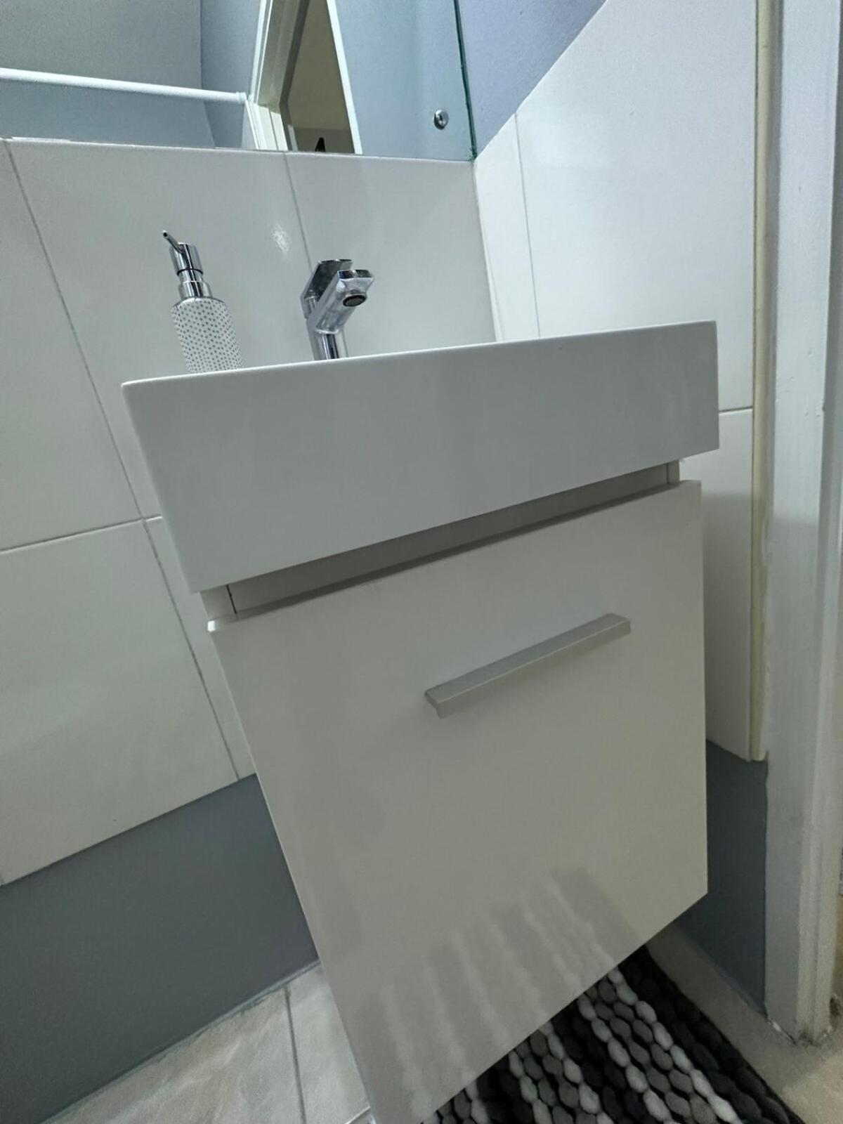 One Bedroom City Apartment Fully Ac With 24Hrs Security Кингстън Екстериор снимка